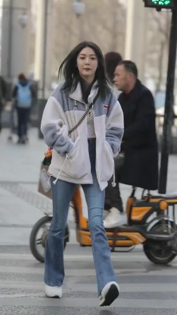 #街拍#杭州闺蜜团偶遇杭州闺蜜团,小胜成都闺蜜团