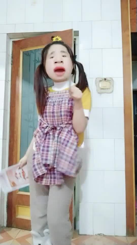 #视频搞笑#这脖子很给力,一般人都就摇断了。短小影美女图片