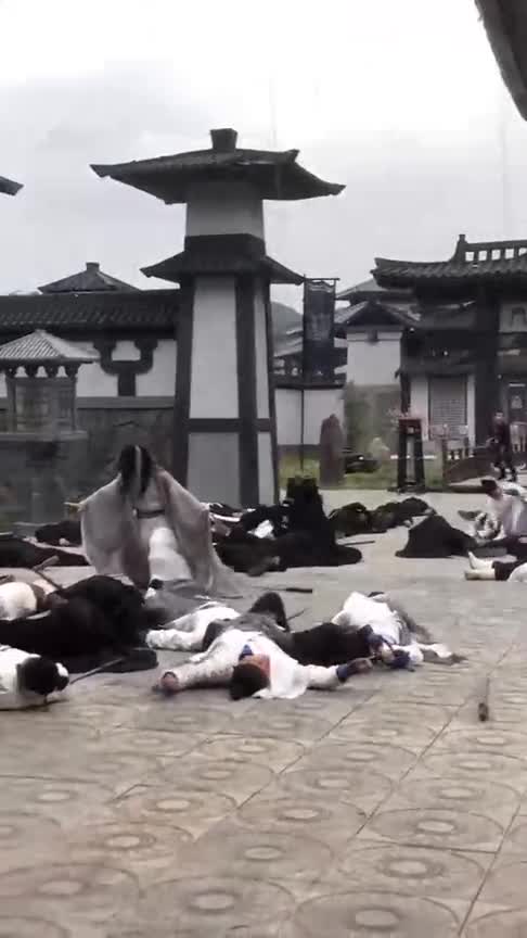 太尴尬了!小伙回首一掏,竟不小心抓到.