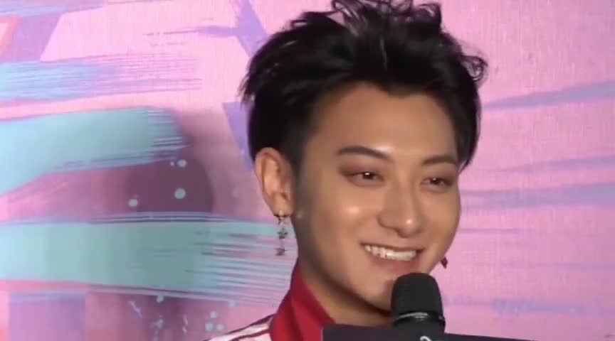 黄子韬幼时照片被曝 从小硕大黑眼圈疑身体堪