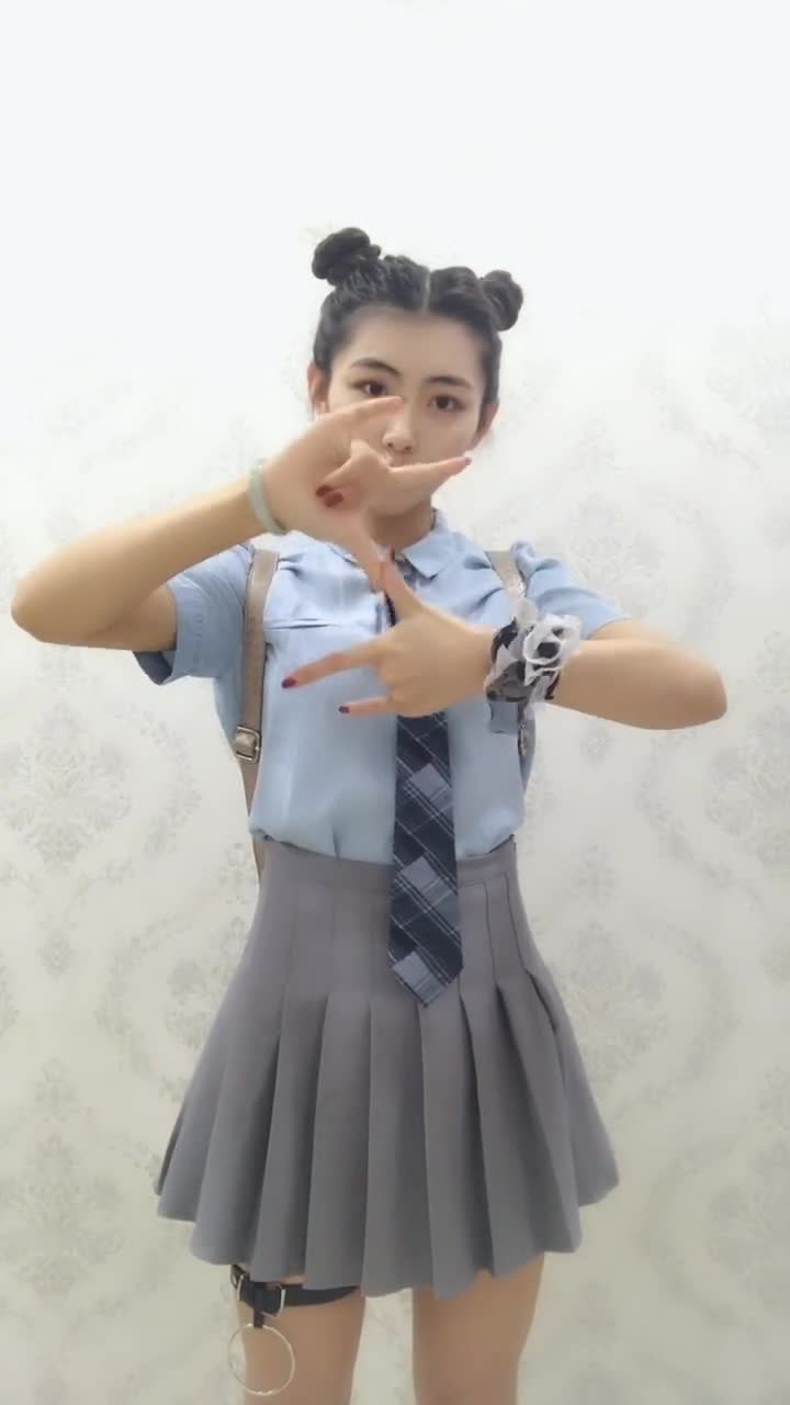 美女户外吃鸡手指舞,要练很久的