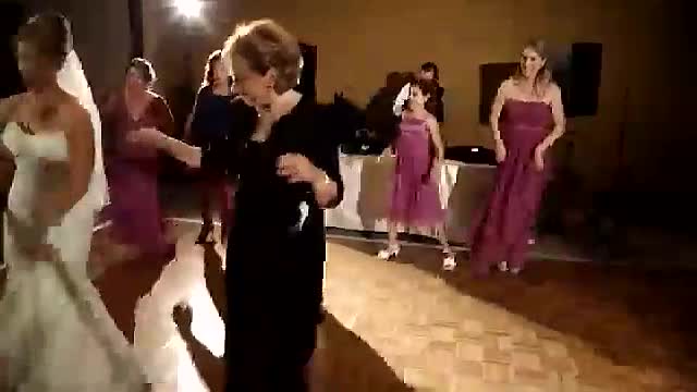 24岁的美女还尿床了,男朋友醒来后那惊恐的神