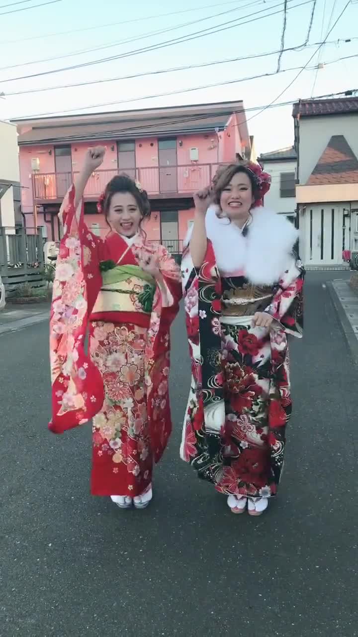 太尴尬了!小伙回首一掏,竟不小心抓到.