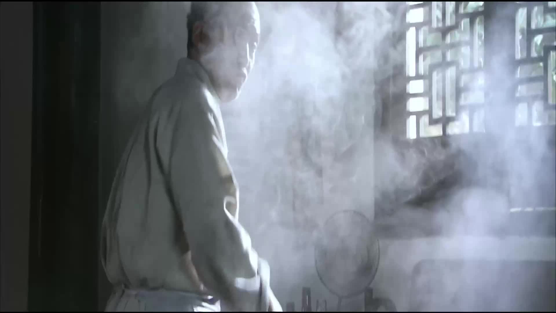 举起手来2:郭达带上瓶子出门。看样子是去送信