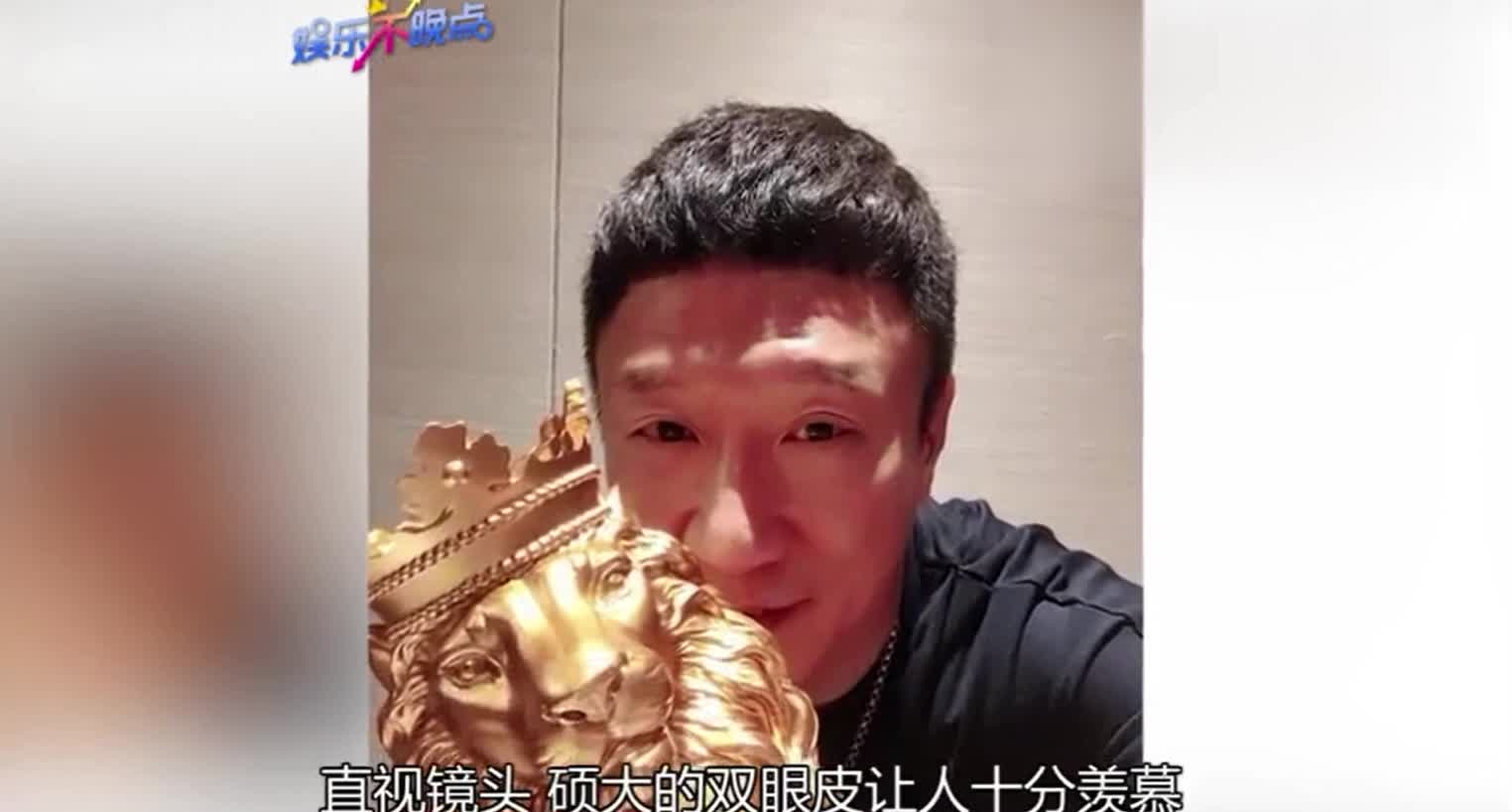 黄子韬幼时照片被曝 从小硕大黑眼圈