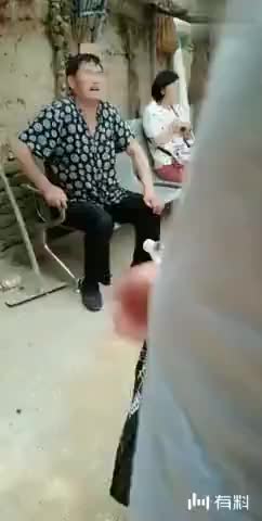 朱之文走起路来两肩不一样高 看来大衣哥的腰