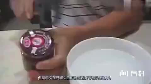 见到这种“草莓熊”瓶子请马上报警 揭开“笑气”真面貌