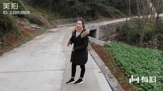 少年在咸宁品尝绝味美女,旁边视频看杀鸡,叫的b美女土鸡扣自己图片