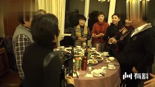 一群大叔饭局即兴合唱《当兵的人》,唱得铿锵