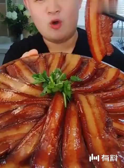 超级悬疑搞笑大片:《烟灰缸》男子把别人头发