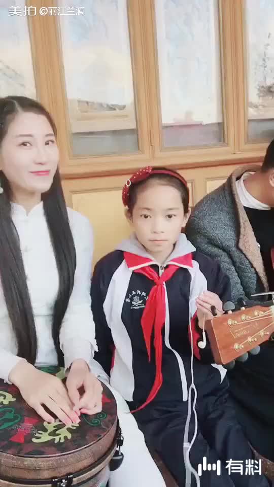 一群大叔饭局即兴合唱《当兵的人》,唱得铿锵